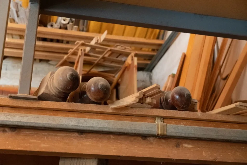 [Estanterías, barandillas, etc]