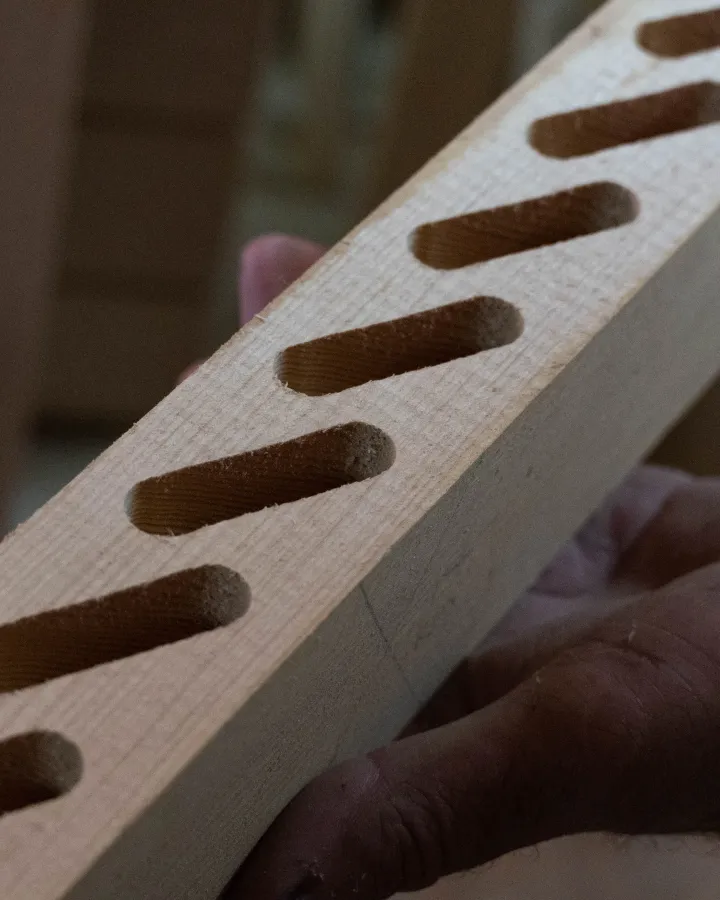 [Pieza de madera con agujeros perfectos]