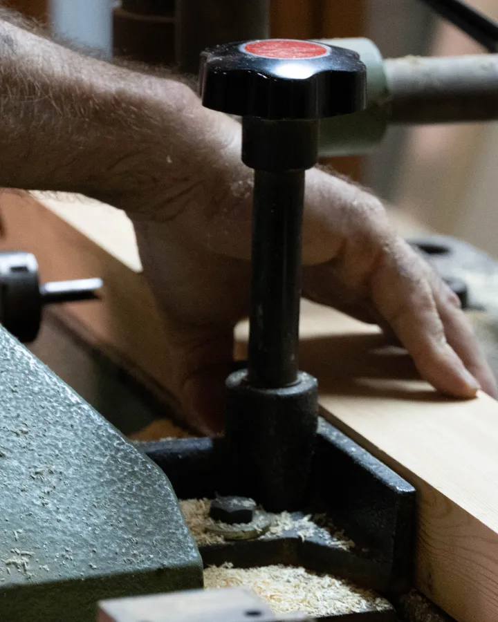 [Ajustando máquina para hacer agujeros]