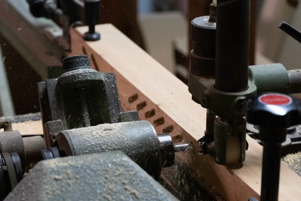 [Haciendo agujeros con una máquina de madera]